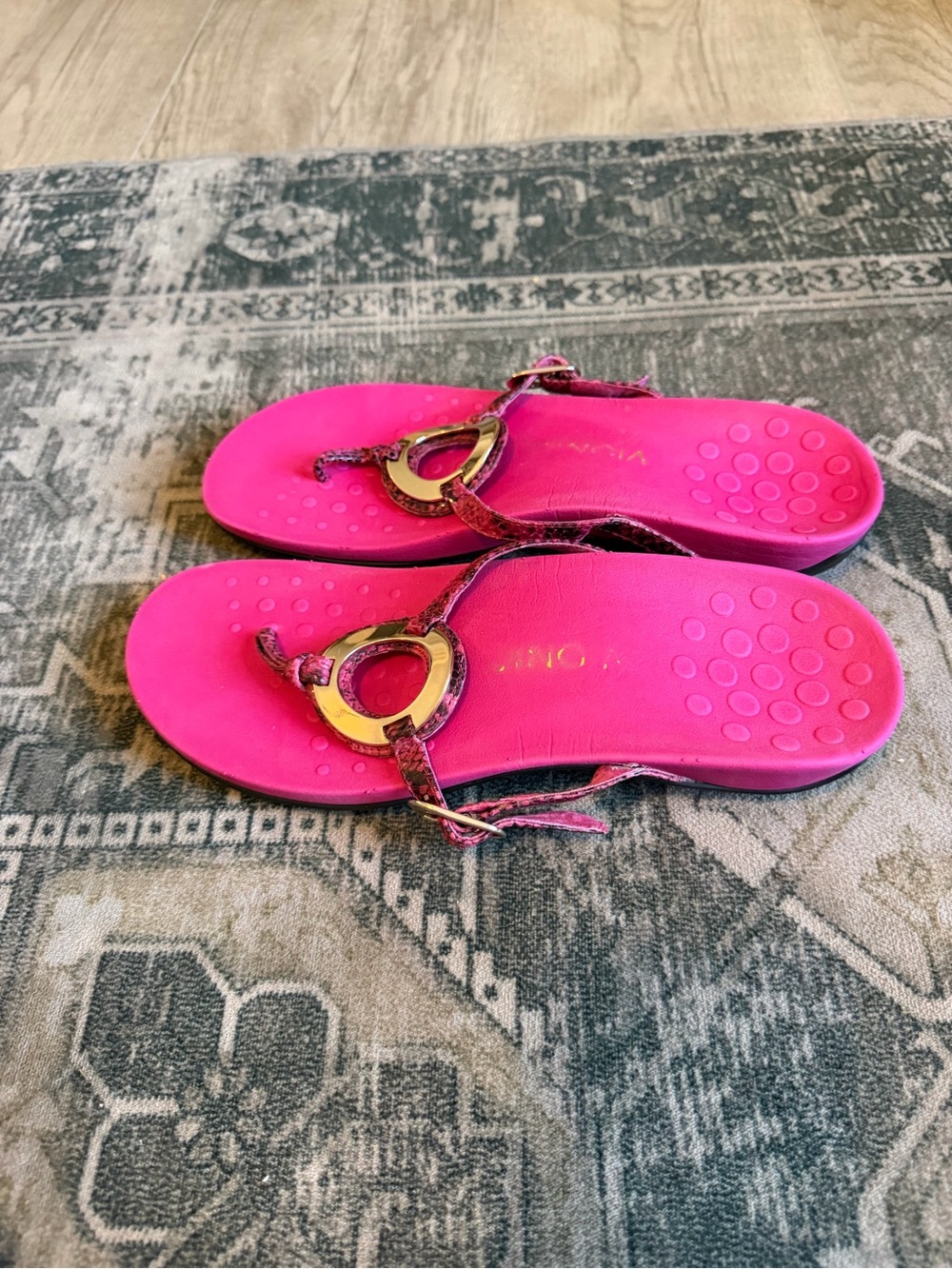 Vionic Women's Hot Pink T-Strap Sandals with hardware Accent size 9